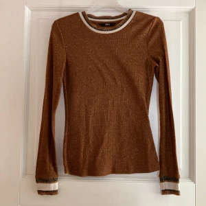 Festlig glittrig tröja - En vardaglig och festlig brunglittrig tröja med inslag av guld🌟Från Only. Fint skick! Storlek S. 