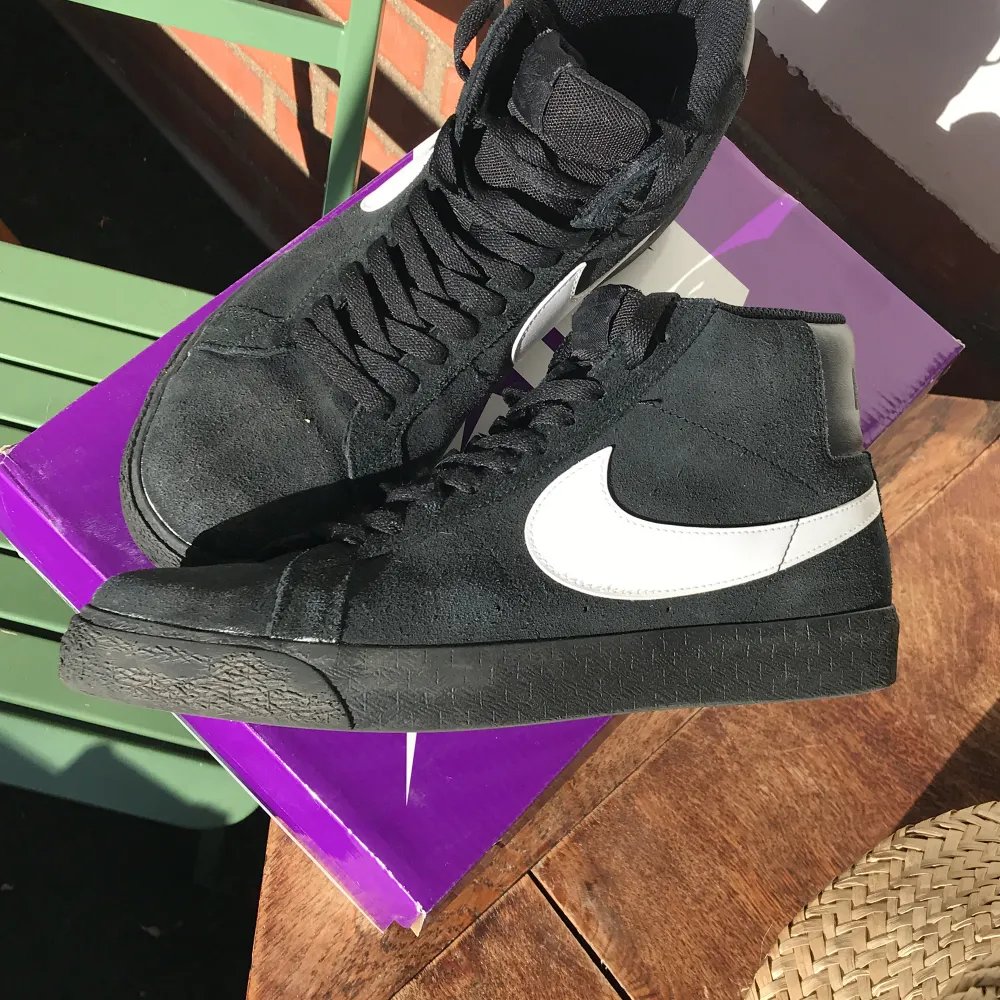 Fina Nike sb blazers som knappt är använda. Skick 9/10  Säljer pga att de är för små.  Har kvitto och original låda. Kan mötas i malmö annars står köparen för frakten. :). Skor.