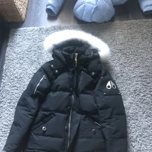 Moose Knuckles Jacka - Säljer min Moose knuckles jacka. Den är i bra och väl omhändertagen. Jackan är M men passar S. Skriv vid intresse. Kan gå ner i pris vid snabb affär!