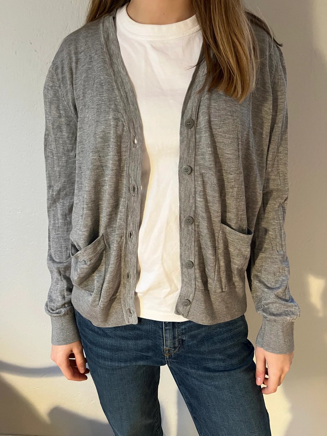 COS-kofta i grått silke