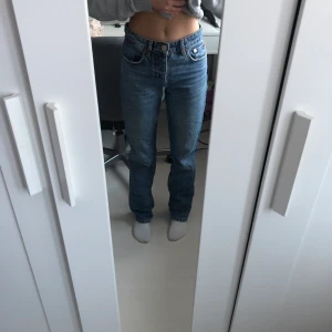Midrise Jeans Zara - Säljer ett par mörkblå midrise jeans från Zara. Strl. 32, straightleg. Har inte används så mycket och är därför i bra skick! Köparen står för frakten😇