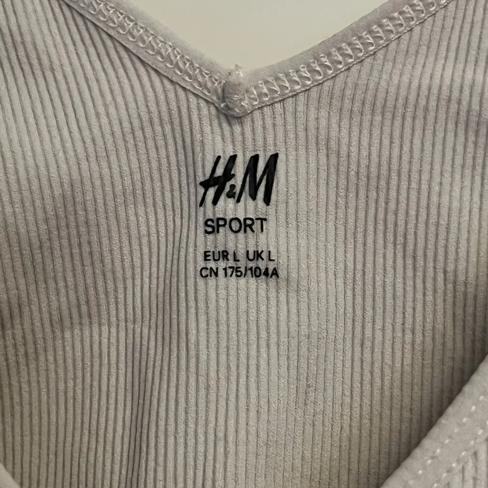 Fin oanvänd (endast provad) sport topp från H&M, säljer den för att den blivit för stor. Toppar.