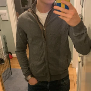 Massimo dutti kofta - Säljer nu en kofta från Massimo dutti då den tyvärr sällan kommer till användning. I bra skick. Skriv vid frågor eller fler bilder.