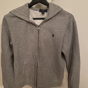 Ralph Lauren zip Hoodie - I bra skick. Använd fåtal gånger
