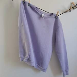 Lilac cozy sweater with super soft material on the inside. 