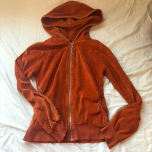 Figursydd orange kofta - Så fin figursydd orange kofta! I använt skick, längst ner på ärmarna är det slitet, små fläckar etc! Kan skicka bild vid intresse! 