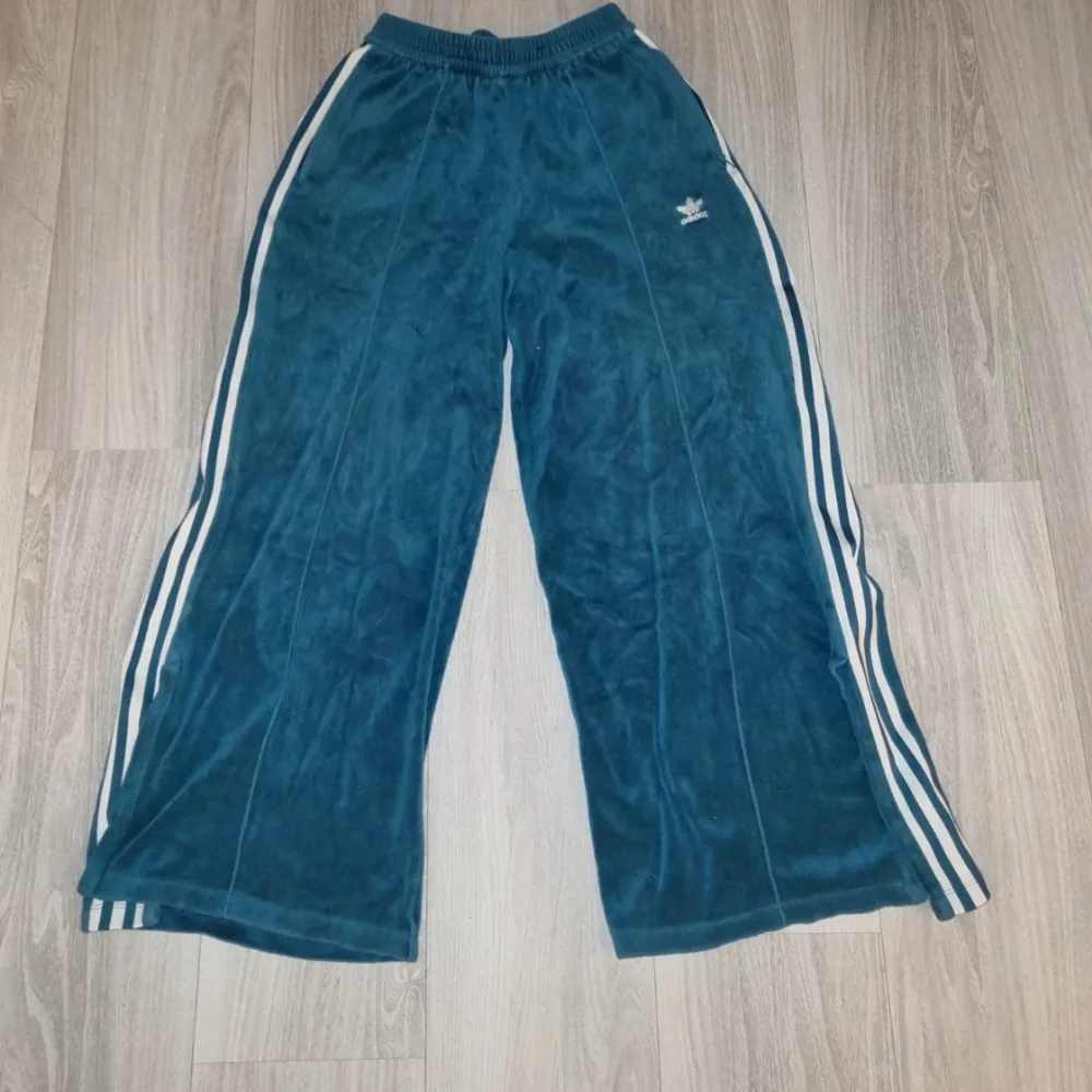 Utklockade äkta adidasbyxor. Storlek S/36. Endast använda max 10 ggr.. Jeans & Byxor.