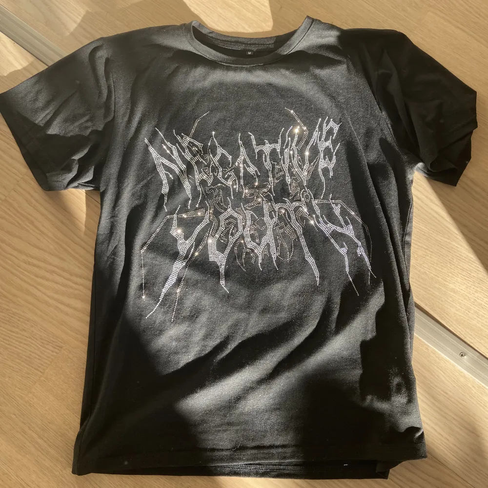 Är endast testad så är i nyskick🖤 Texten är ”Negative Youth” ✨✨  Skriv gärna för flera bilder eller andra funderingar! . T-shirts.