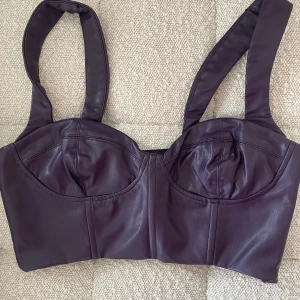 Faux leather top - Topp från Zara som jag aldrig använt. Endast testad. Lite lite stor på mig. Dragkedja finns. 
