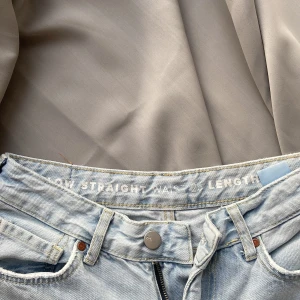 Lågmidjade jeans - Säljer mina lågmidjade jeans från Bikbok för att de har blivit för stora🫶🏼 köpte de för 599 men säljer de för 200.