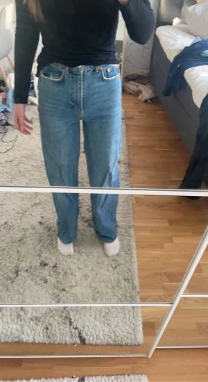 Jeans från Gina tricot - Snygga och bekväma jeans i nysckick. Kan skickas mot fraktkostnad.
