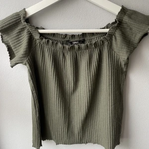 Sommartopp - Jättesöt khaki/olivgrön off-shoulder sommartopp 🤎💚