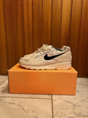 NIKE AIR SKYLON II / FOG - Nike Fear of God  White/black-light bone-sail  Använd varsamt fåtal gånger 