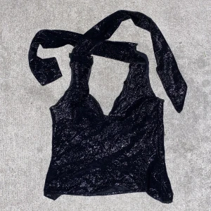 Halterneck topp - Svart med glitter som invävt i tyget, är lite lite Stretchig och har ett dolt blixtlås och hake på sidan. Frakt via ”köp nu” 29kr spårbar, frakt via chatten 30kr ej spårbar✨