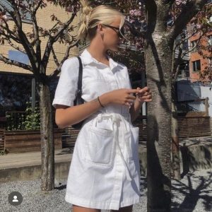 Jeansklänning - Snygg jeansklänning. Storlek s. Supersnygg till sommaren. Hade den på studenten men knapt använd utöver det! (Frakt tillkommer)