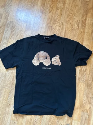 Palm angels tshirt - Kill the bear palmangels tshirt svart storlek XL Passar oversized L Kvitto finns ej då den är begagnad