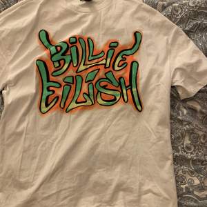 Säljer denna Billie Eilish t-shirt från hennes merchkollektion med bershka. Observera att den är oversized fit så det står S men den sitter som L-XL. Aldrig använd. Skriv vid frågor/intresse 💋