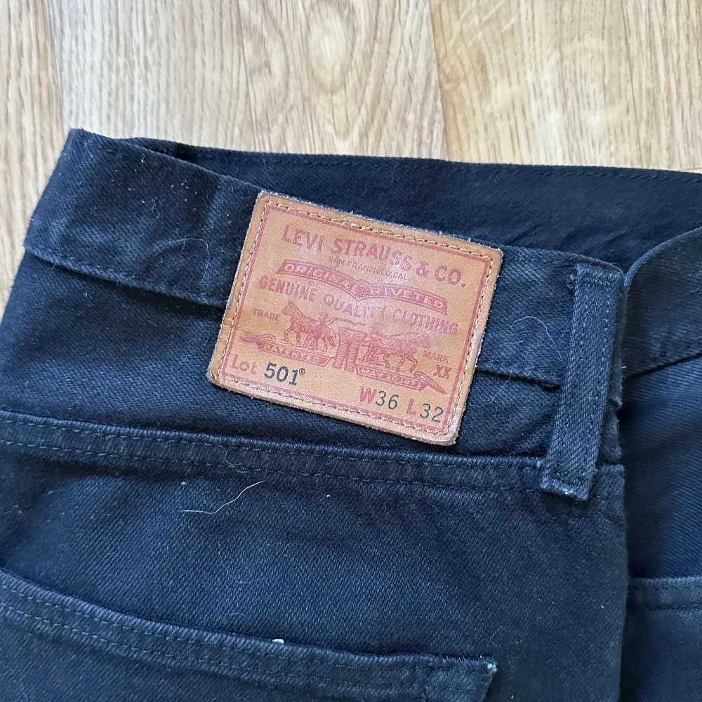 Säljer mina levis 501 storlek 36/32 för de har blivit för dtora Använda men inte slitna eller liknande  . Jeans & Byxor.