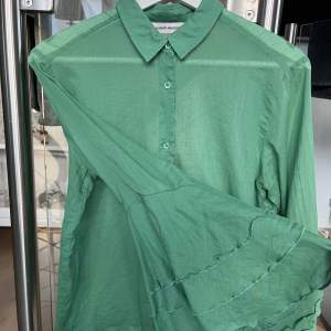 Underbart grön färg på Carin Westers skjorta med utsvängda ärmar. Mycket bra skick.