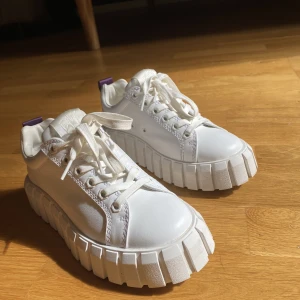 Eytys - Nypris 1899kr. Otroligt fina, mycket bra skick då jag använt dem ändast  en gång! Jag säljer dessa Eytys för 1000kr och frakten kostar 69kr och det står du för!💕