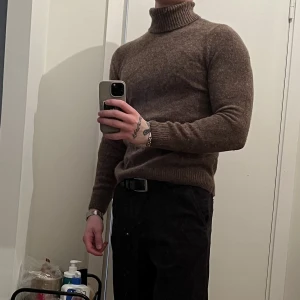 Stickad turtle neck Samsøe - En superskön stickad tröja från Samsøe Samsøe. Tröjan är i majoriteten ull. Knappt använd så i gott skick. St S. Nypris ca: 1500:-