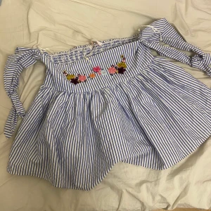 Topp - Säljer denna söta topp från zara, bara testat och är i storlek S🫶🏼