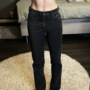 Raka midwaist jeans från zara - Säljer dessa populära jeans från zara, i jättebra skick! De är liiite för tighta för min smak så har inte använt de mycket alls, trots att de är så sjukt snygga! I längden är de perfekta för mig (är 166) 🫶🏻