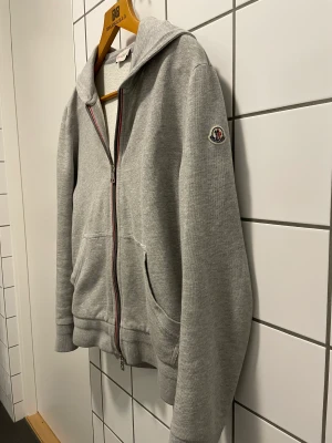 Moncler Hoodie Maglia - Moncler Maglia Grå Storlek: M Barn, passar XS  Skick: 9/10 Retail: 6000kr Mitt pris: 1899kr