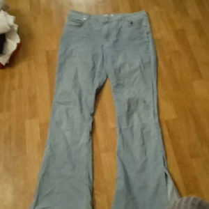 70 inspiration jeans - Väldigt stretchingt och skönt material utsvängda ben hög midja de och inget problem om du är lång själv är 179 och dom går ner till fötterna endå inga skador vad jag kan se 