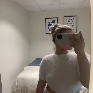 Topp med öppen rygg!  - Topp från NAKD, i fluffigt material med öppen rygg! Säljs pga. Kommer ej till användning 🤍🤍   Köparen står för frakten