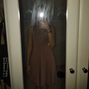 Strandklänning  - En tunn strandklänning i gammelrosa färg från BikBok. Storlek X-small men passar även en small.