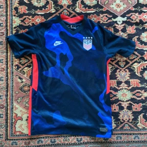 USA fotbollströja  - Mycket fin officiell USA fotbollströja i utmärkt skick.  Storlek XL ungdom.  Skick 9/10 använd några gånger men för liten nu.  Skicka ett meddelande till mig för att prata om priset :)
