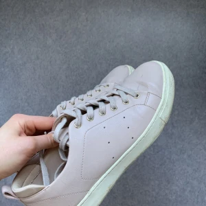 Ljusrosa sneakers - Knappt använda men lite smutsiga, tvättas innan köp:) Fina gulddetaljer. 