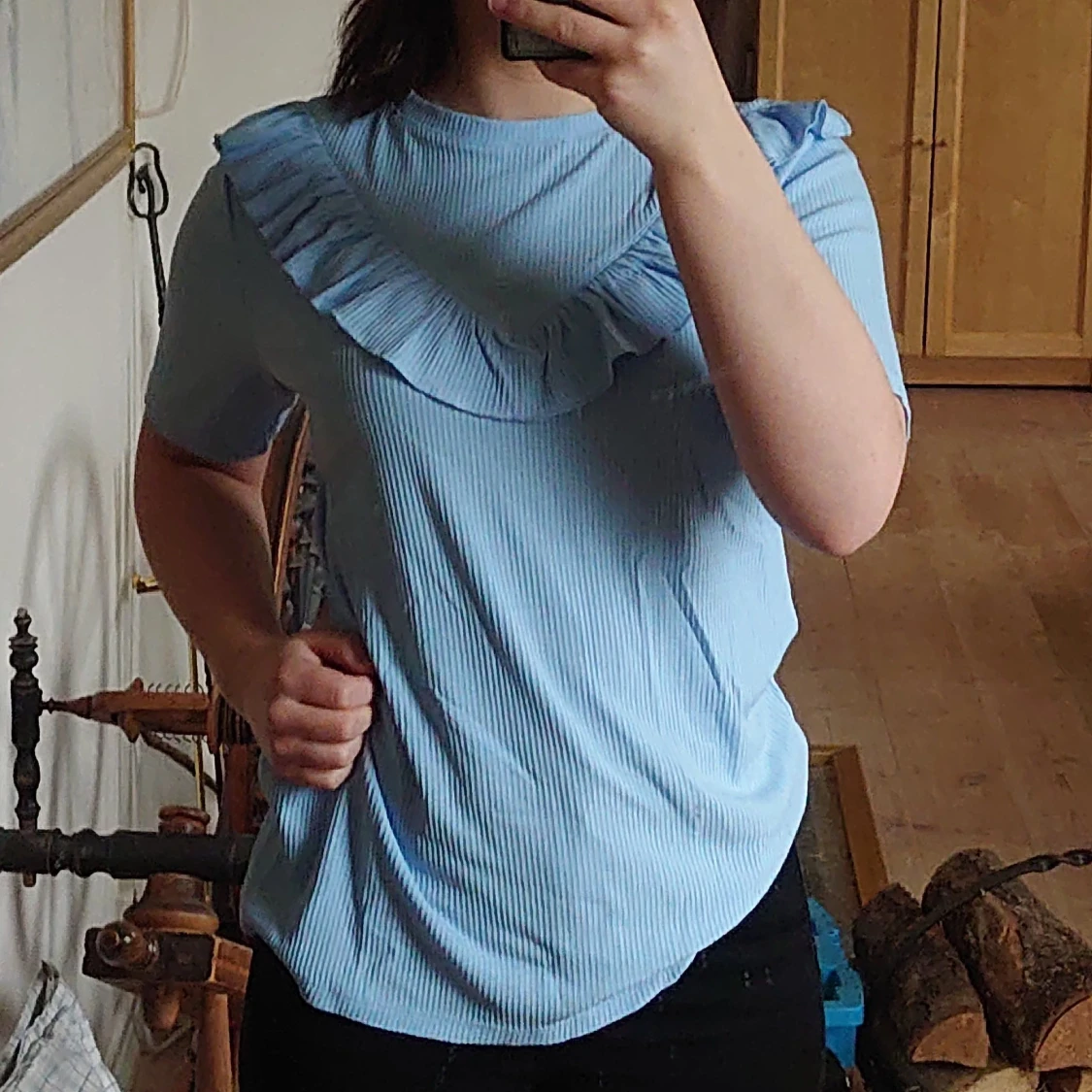 Blå t-shirt med volang