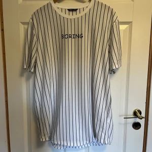 T-shirt “Boring” - Lång t-shirt från Shein Stl: XXL   Använd Max 3 gånger Rätt så see through Köpt för ca 2 år sen Köparen står för frakt 