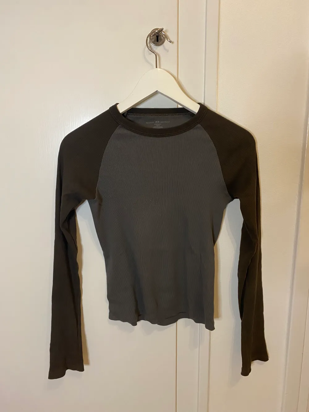 Brun långärmad tröja (”bella top”) från Brandy Melville. Säljer pga av att den inte är min stil längre men den är otroligt bekväm, älskar modellen💗 Som ny då den endast använts få gånger🫶🏻. Toppar.