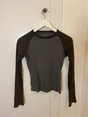 Brun långärmad tröja (”bella top”) från Brandy Melville. Säljer pga av att den inte är min stil längre men den är otroligt bekväm, älskar modellen💗 Som ny då den endast använts få gånger🫶🏻