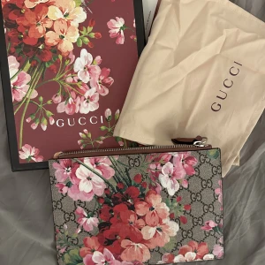 Gucci pouch - Iprincip oanvänd pouch från gucci, box och dustbag ingår. Kollektionen säljs ej längre
