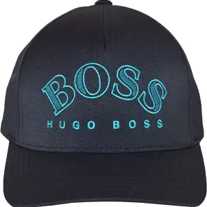 En svart Hugo boss keps 