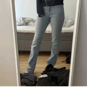Mid waist jeans - Säljer då de inte kommer till användning, använda en gång. Långa på mig som är 173💗hör av dig vid frågor, köparen står för frakten