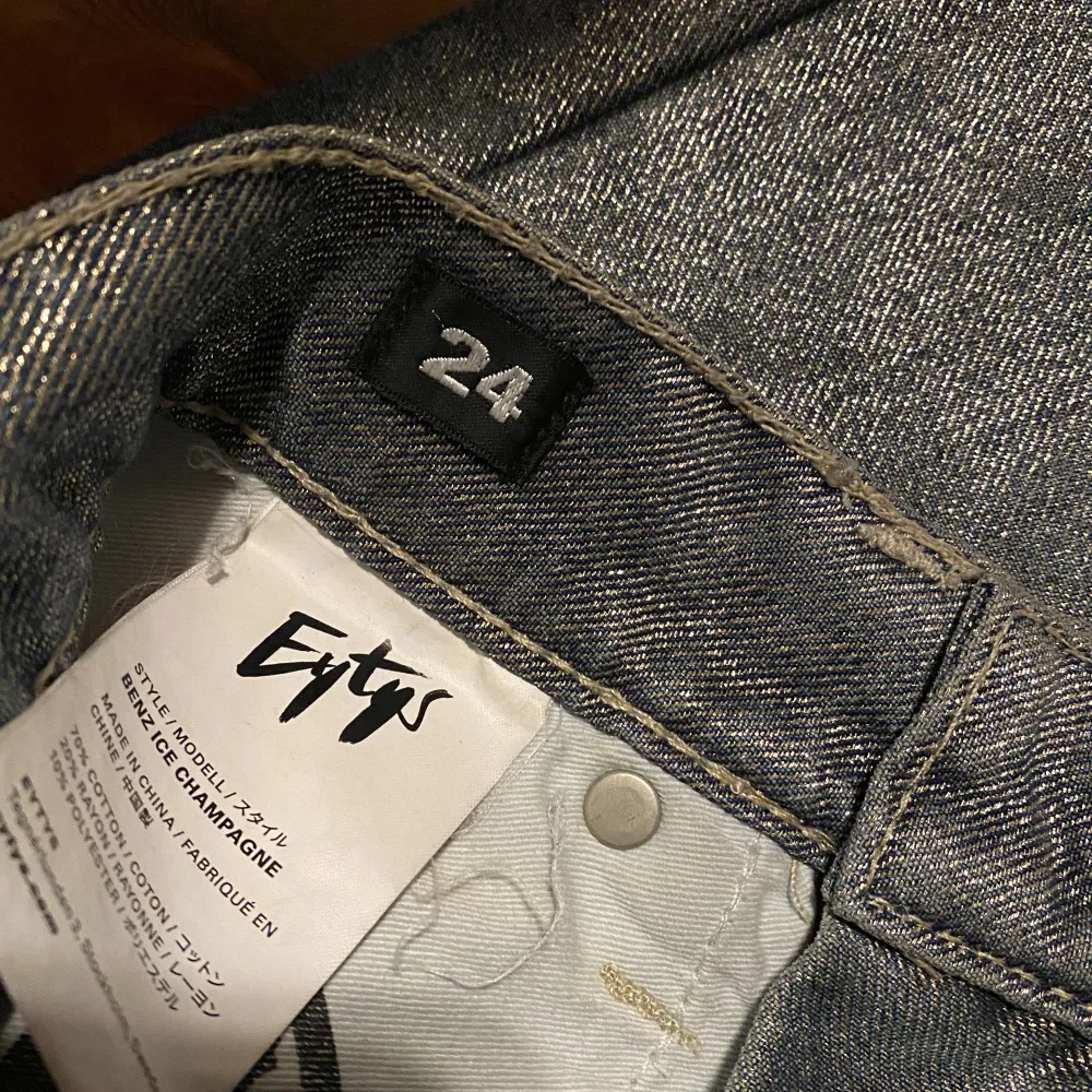 Säljer dessa riktigt feta Eytys benz jeans då dem tyvärr inte kommit till användning, knappt använda och helt slutsålda på hemsidan!:) Bra längd på mig som är 170cm lång!   Bara att hojta till vid eventuella frågor! :). Jeans & Byxor.