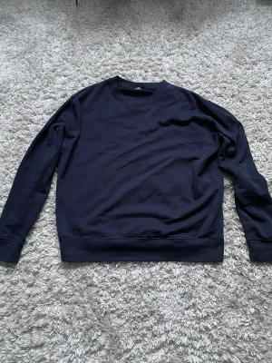 Sweatshirt  - Skön sweatshirt från Arket i storlek L, fick den i julklapp, har endast använt den 1 gång men tyvärr är den lite för liten för mig. Nypris 500kr Köparen står för frakt