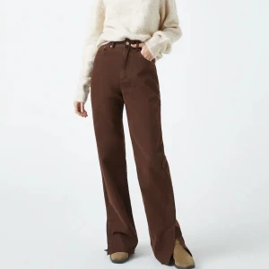 Bruna jeans 🦋 helt nya!  - Helt nya jeans från pull&bear som är bruna med split😍