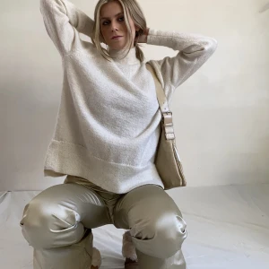 Mohair tröja - Mohair tröja (54%mohair, 25%polyamid, 21%ull) från Hm Studios i gott skick! Stl L men på bilden sitter den på en Stl S. 