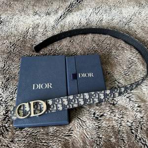 Ett reversable christian Dior bälte jag köpte för ungefär ett år sedan med silvrig buckle. Använt väldigt sparsamt och säljs på grund av att det har blivit för litet.  Ny pris 5500kr Skriv gärna för fler bilder eller eventuella frågor.