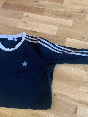 Adidas långärmad tshirt  - Långärmad svart tshirt ifrån adidas, fint skick och har inte defekter. Storlek 40