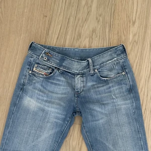 lågmidjade jeans - Super fina diesel jeans som jag köpte second hand men som tyvärr inte passar. Inga defekter syns och är i gott skick. Jeansen är lågmidjade och utsvängda. Lite små i storleken och skulle gissa att det passa någon som är runt 165-170 cm.