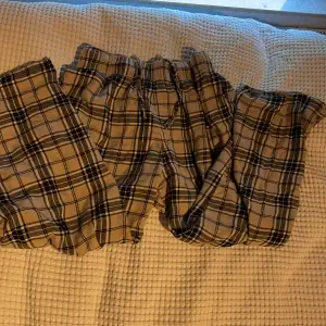 säljer dessa mysiga pyjamasbyxorna då de aldrig används. De är i storlek M men jag använder oftast xs och s:) Kontakta för flera bilder