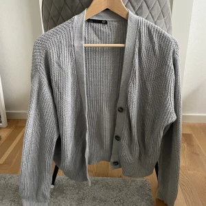 Två tröjor för ett pris - Grå kofta och blå sweatshirt från Lager 157, båda i stl. S. Tröjorna kostar från början 150 kr/st.  Nu: 140 kr för båda tröjorna. 