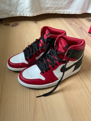 Nike Air Jordan 1 Retro High Satin Snake Chicago - Säljer mina Jordans i strl 38.5 i väldigt bra skick. Endast använd ett fåtal gånger. Jag skickar gärna fler bilder om det behövs. Jag säljer dem då jag knappt använt dem💖